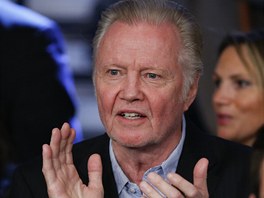 DALÍ ZNÁMÁ TVÁ. Na zápas se byl podívat také dalí známý herec Jon Voight.