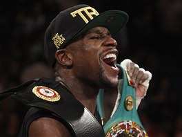 OBHÁJIL. Floyd Mayweather zstal boxerským ampionem organizací WBC a WBA v...