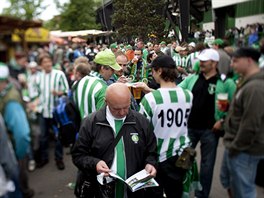 NÁMSTÍKO. Tak se logicky íká prostoru ped hlavní tribunou. Ne zane zápas,...