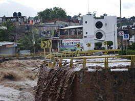 Acapulco bylo a do úterý kvli povodním prakticky odíznuto od svta, v...