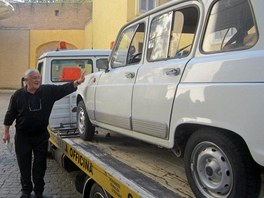 Lidový Renault 4 bude papei Frantikovi slouit k pojíkám po Vatikánu.