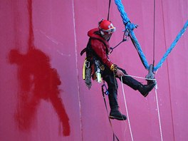 Dva z aktivist organizace Greenpeace, kteí plhali po stn ropné ploiny,...