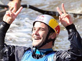 ŠŤASTNÝ VÍTĚZ. Takhle slaví nový šampion ve vodním slalomu, kajakař Vavřinec...