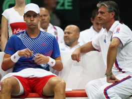 CO S TM. Tom Berdych a nehrajc kapitn Jaroslav Navrtil v semifinle