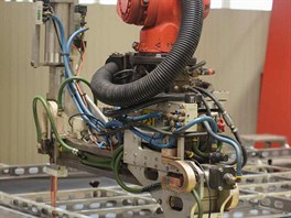 Dokončení svařování bočnic zajišťuje robotické pracoviště.