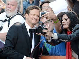 Colin Firth s fanouky (Toronto, 6. záí 2013)