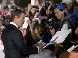 Pierce Brosnan s fanouky (Toronto, 12. záí 2013)