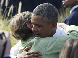 Americký prezident objímá Jane Mullenovou, manelku bývalého éfa policejního...