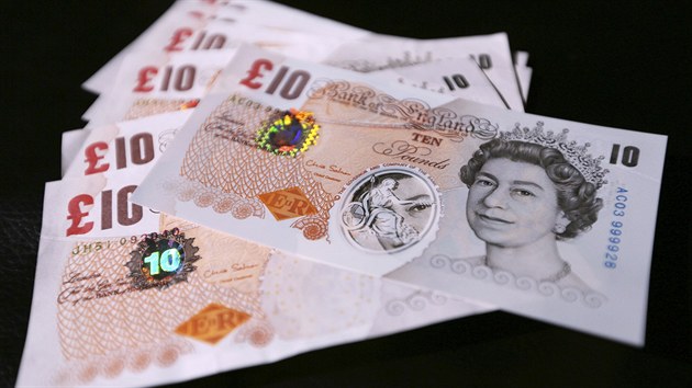 Desetilibrová bankovka z polypropylenové folie. Britové by plastovými bankovkami mohli platit už v roce 2016.