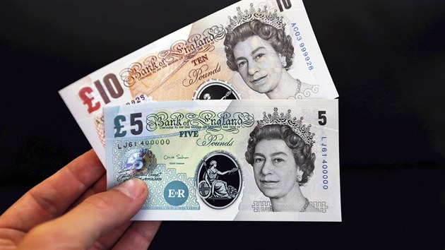 Desetilibrov a ptilibrov bankovka z polypropylenov folie. Britov by plastovmi bankovkami mohli platit u v roce 2016.
