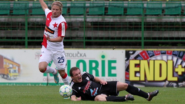 Na trávníku se ocitl Luká Matyska z HFK Olomouc, kolem nj proniká slávista