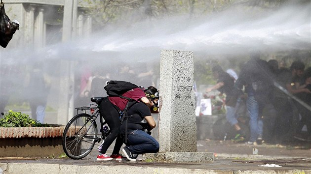 Pi protestech ke 40. vro Pinochetova pevratu ltaly Molotovovy koktejly a policie proti demonstrantm pouila i vodn dlo (8. z 2013)