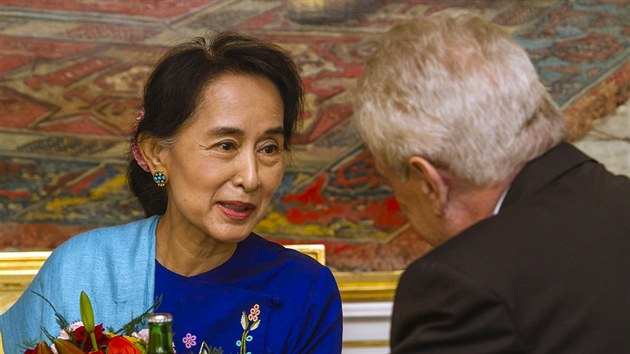 Do Aun Schan Su ij si s prezidentem povdala piblin pl hodiny. Ze sdla prezidenta zamila nositelka Nobelovy ceny do ernnskho palce k jednn se fem diplomacie.
