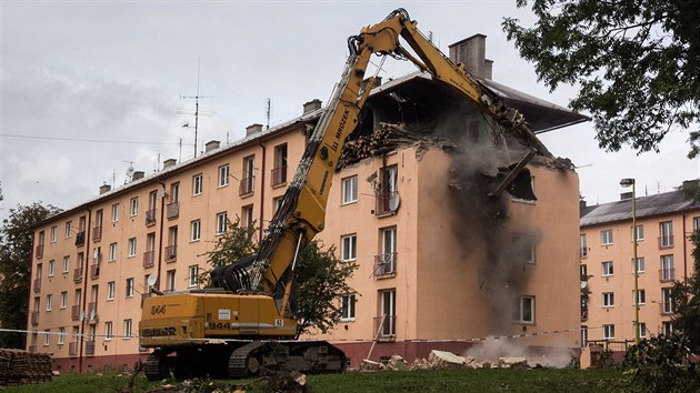 Pd jedn z nosnch zd pi bourn tvrtho patra domu v Havov-umbarku, ponienho vbuchem plynu.