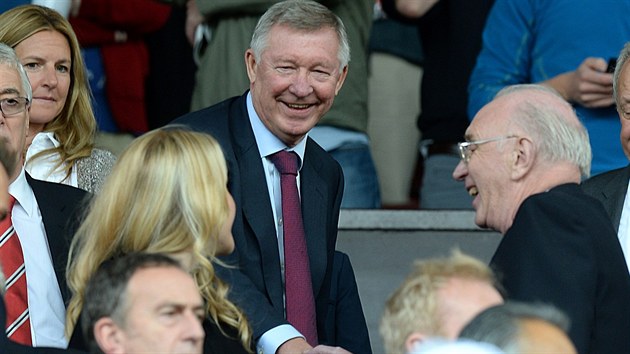 PŘIŠEL JSEM SE PODÍVAT, CHLAPCI. Dlouholetý trenér Manchesteru United Alex Ferguson (ve fialové kravatě) navštívil utkání s Crystal Palace.
