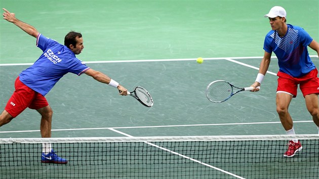 Radek tpnek (vlevo) a Tom Berdych bhem tyhry semifinle Davis Cupu proti Argentin.