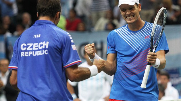 ET HRDINOV. Tom Berdych (elem) a Radek tpnek maj dvod k zaatm pstm na znamen vtzstv. et tenist postoupili do finle Davis Cupu.