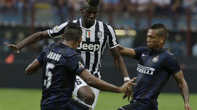 ZK͎ME TI CESTU. Zlonka Juventusu Turn Paula Pogbu (uprosted) brn hned dva hri Interu Miln - Jesus Juan (vlevo) a Fredy Guarin (vpravo).