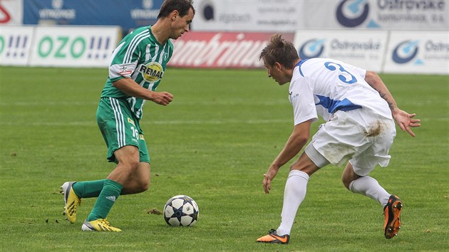 NEPOVEDEN PREMIRA PRO OSTRAVSKOU POSILU. Ondej Sukup (v blm) z Banku Ostrava brn Jana Moravce z Bohemians Praha 1905.