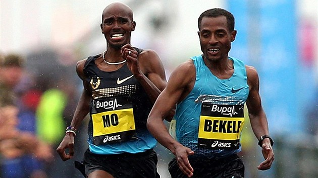 FINIŠ. Etiopan Kenenisa Bekele (vpravo) dobíhá do cíle půlmaratonu v Newcastlu před Britem Mo Farahem.