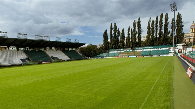 NOV� TR�VN�K. V l�t� 2013 se v �ol��ku usilovn� pracovalo. Bylo t�eba polo�it nov� tr�vn�k a vybudovat vyh��v�n�, aby klub mohl hr�t nejvy��� sout�. Te� hroz�, �e �ol��ek o fotbal p�ijde. Vlastn�k stadionu toti� klubu vypov�d�l n�jemn� smlouvu.