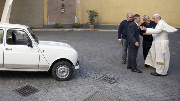 Pape Frantiek pebr svj nov papamobil. Se skoro ticetiletm Renaultem 4 bude jezdit po Vatiknu.