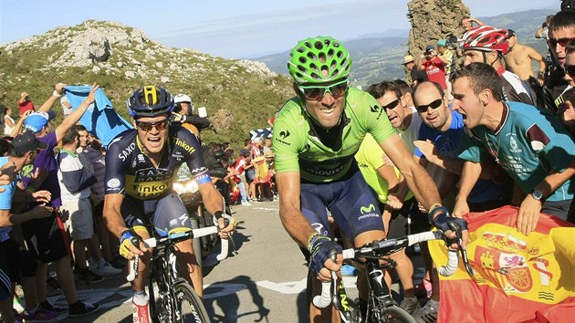 panlsk cyklista Alejandro Valverde (vpravo) ped Irem Nicolasem Rochem