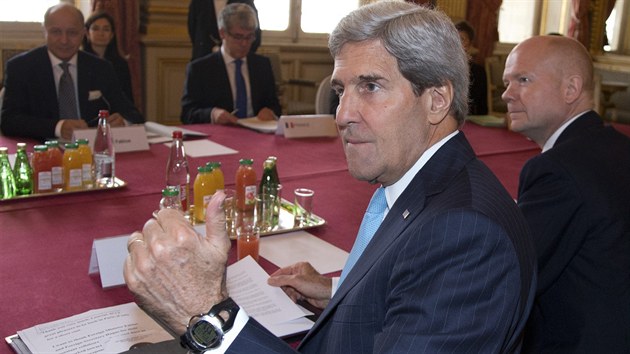 Americk ministr zahrani John Kerry (vpedu) jedn v Pai se svm britskm protjkem Williamem Haguem (vpravo) a francouzskm ministrem zahrani Laurentem Fabiem (pln vlevo vzadu) o een syrsk krize (16. z 2013).