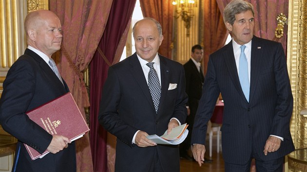 MInisti zahrani USA John Kerry (vpravo), Francie Laurent Fabius (uprosted) a Velk Britnie William Hague prosazuj sankce, pokud reim syrskho prezidenta Bara Asada nespln vytyen podmnky (16. z 2013).