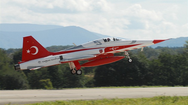 Akrobatická skupina Turkish Stars p�ilétá na mo�novské leti�t�