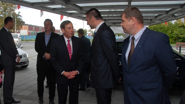 Americk generl a bval f CIA David Petraeus pevzal v Ostrav prestin esko-slovenskou transatlantickou cenu
