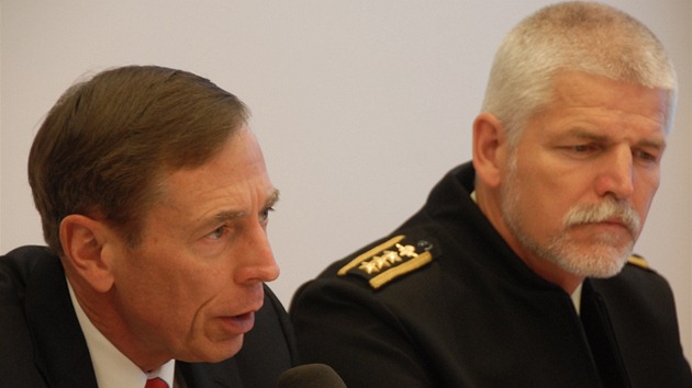 Americk generl a bval f CIA David Petraeus s nelnkem generlnho tbu Patrem Pavlem v Ostrav