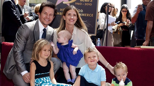 Herec Mark Wahlberg s rodinou u sv hvzdy na hollywoodskm chodnku slvy (2010)