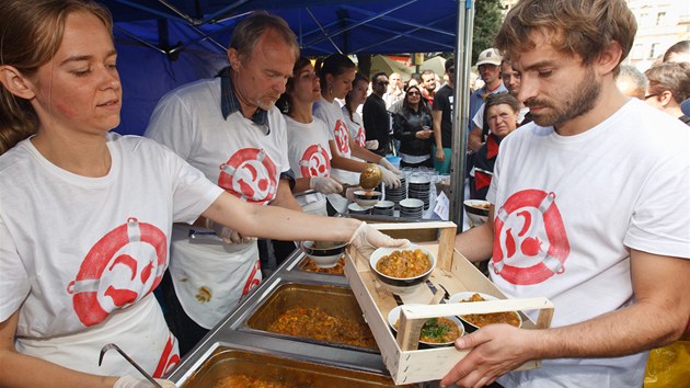 Aktivisté uvařili oběd pro tisíc lidí z potravin, které by jinak supermarkety kvůli prošlé lhůtě vyhodily. (10. září 2013)