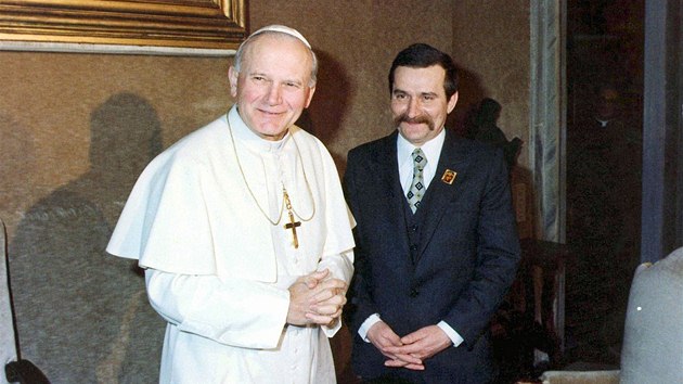 Papež Jan Pavel II. ve Vatikánu přijal tehdejšího předáka polské nezávislé odborové organizace Solidarita Lecha Walesu. (15. ledna 1981)
