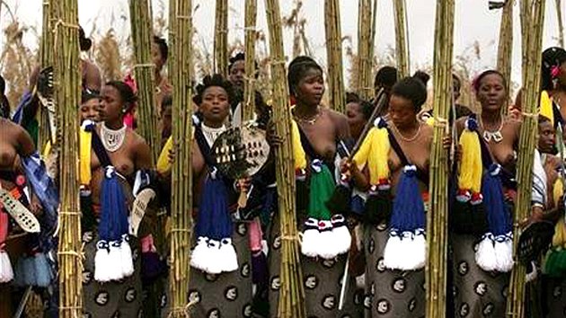 Svazijské dívky při rituálním tanci, při kterém si král vybírá budoucí manželku. (29. srpna 2005) 
