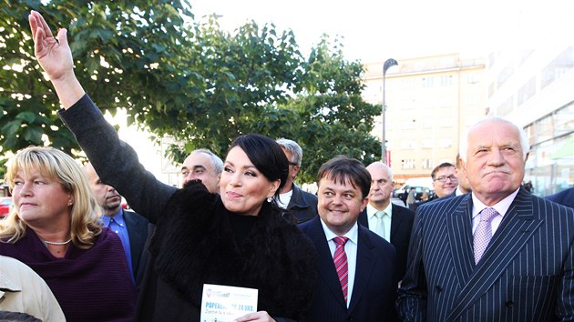 Exprezident Vclav Klaus podpoil volebn blok Hlavu vzhru, kter vede Jana Bobokov (19. z 2013).