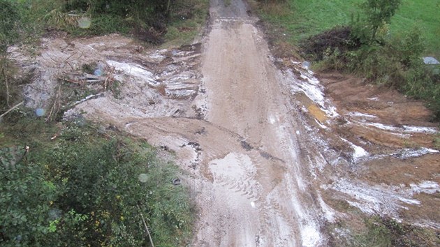 Pi nehod kamionu a dodvky u Borku nedaleko eskch Budjovicch na silnici vyteklo 150 litr nafty a 100 litr motorovho oleje.