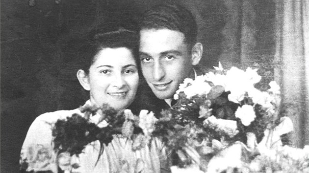 Dvaadvacetilet Max Mannheimer v roce 1942 se svou manelkou Evou, kter jen o rok pozdji zahynula v osvtimsk plynov komoe.
