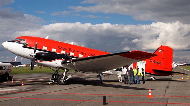 Speciln Dakota Douglas DC-3T pi pistn v Praze 19.9.2013. Tankovn paliva.