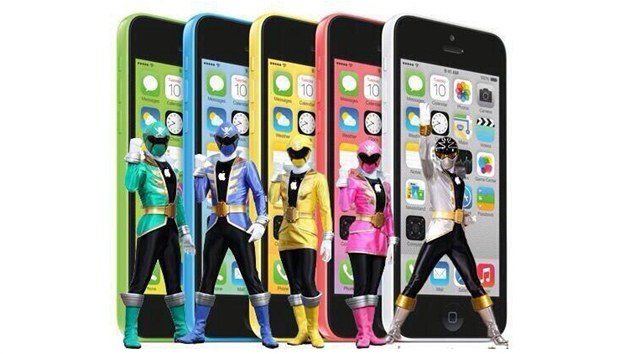 astm terem posmk na vrub novch iPhon jsou barvy. Nkdo v nich me vidt napklad inspiraci v postavch serilu Strci vesmru (Power Rangers)