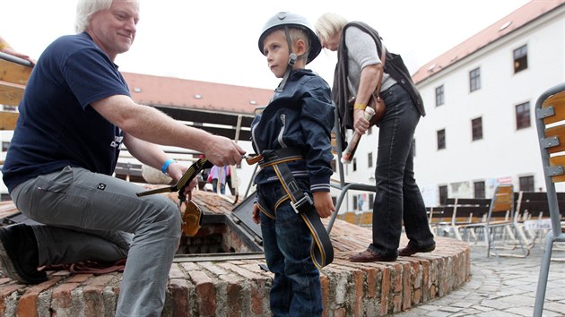 Turist se o vkendu dostali s pomoc horolezc i do hradn cisterny, kter nkdej sdlo moravskch markrabat zsobovala vodou.