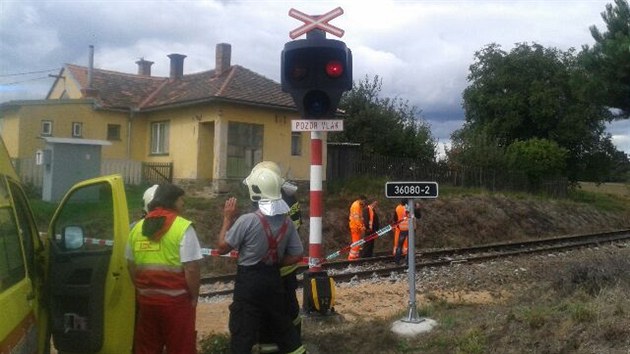 Srážka vlaku a traktoru na železničním přejezdu v Lesůňkách na Třebíčsku.