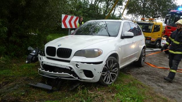 idi BMW skonil cestou z Jinoova smrem k Nmti nad Oslavou v rybnce. (15. z 2013)