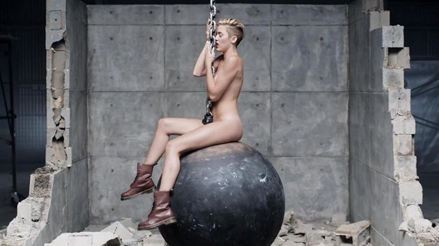 Miley Cyrusová ve videoklipu k písni Wrecking Ball