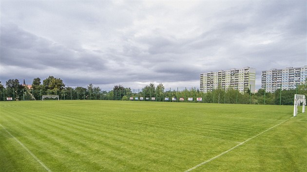 �KV�RA ZMIZELA. Kdy� Petr Nerad s fotbalem za��nal, bylo to pr�v� na �kv��e. Te� u� maj� v Sokole �epy tr�vn�k.