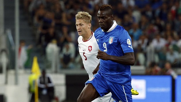 Italsk tonk Mario Balotelli se prodr obranou esk reprezentace. Sth ho Vclav Prochzka.