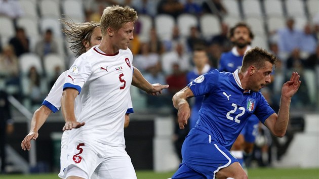 Italsk tonk Emanuele Giaccherini se probj eskou defenzivou. Sna se ho zastavit Vclav Prochzka.