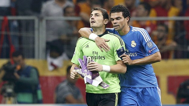 ZRANN KAPITN. Brank Iker Casillas, kter dl kapitna Realu Madrid, opout hit kvli zrann.