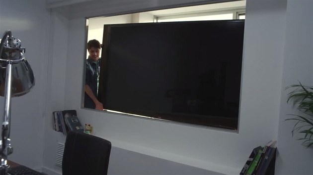 Televizi s Ultra HD rozlienm zabudovali do "stny" tak, aby vypadala jako okno.